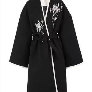 NWOT! Elegant Black Floral Embroidered Kimono Robe